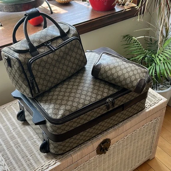 🦁 Gucci GG Supreme Travel Set - Picture 9 of 17